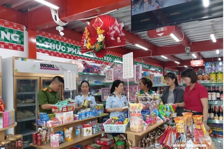 Quản lý thị trường Nghệ An kiểm tra, xử lý 23 vụ vi phạm an toàn thực phẩm