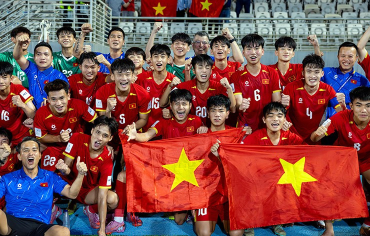 Chủ tịch VFF cảnh báo U17 Việt Nam về mạng xã hội trước tứ kết châu Á; Mức lương “khủng” của Ronaldo tại Saudi Arabia