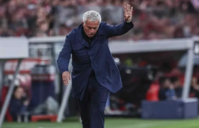 Jose Mourinho chuẩn bị tái xuất Real Madrid: Sứ mệnh giải cứu đế chế từ đống đổ nát