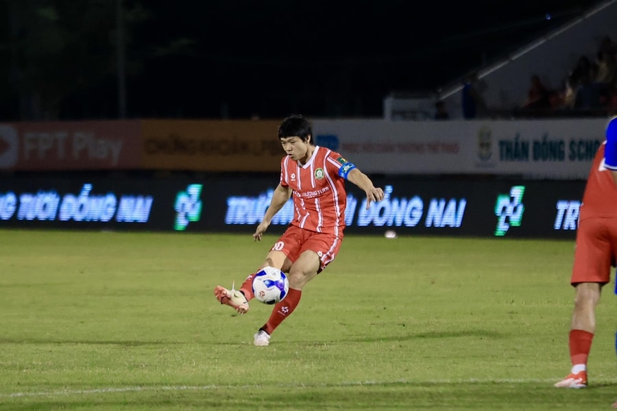 Công Phượng lập siêu phẩm sút phạt ngày trở lại, Đồng Nai thắng áp đảo 3-0