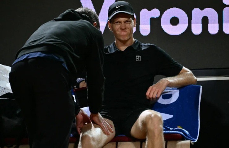 Bán kết Rome Open: Jannik Sinner và Daniil Medvedev kịch chiến 3 set trước khi mưa lớn đổ xuống