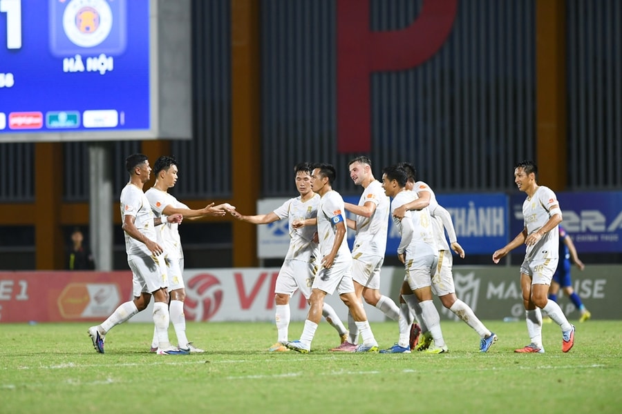 Hà Nội FC đè bẹp PVF-CAND 4-0: Văn Quyết và Tuấn Hải tỏa sáng tại V-League