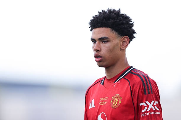 Noah Ajayi: 'Viên ngọc thô' giúp Man Utd giải bài toán hành lang trái thời hậu Rashford