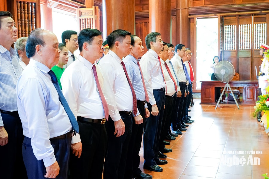 Lãnh đạo Đảng, Nhà nước, tỉnh Nghệ An dâng hương tưởng niệm Chủ tịch Hồ Chí Minh