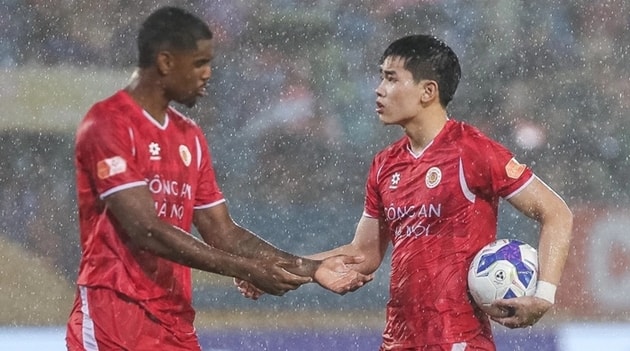 Đình Bắc gọi vụ tranh penalty với Alan là chuyện đàn ông ngày CAHN lên ngôi V-League