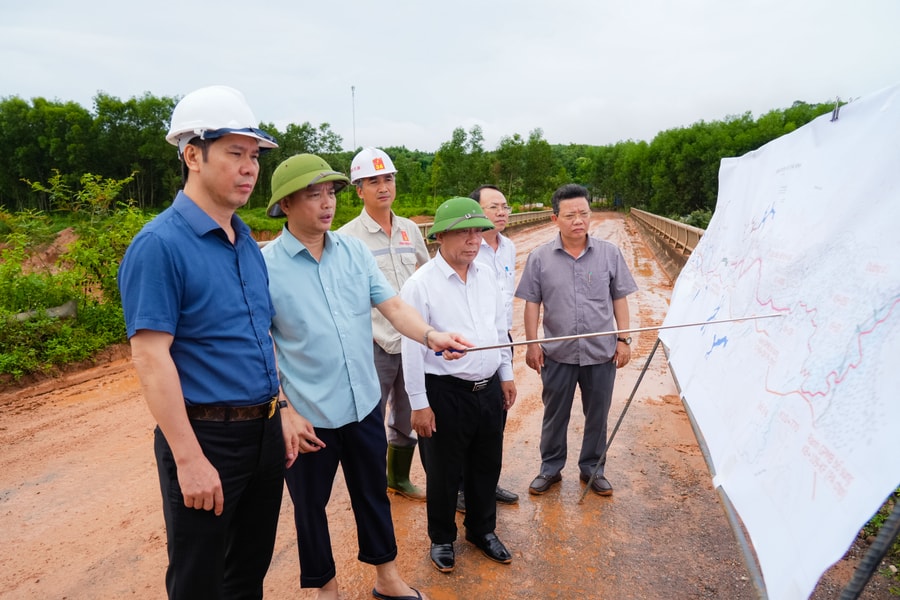 Phó Chủ tịch UBND tỉnh Nguyễn Văn Đệ kiểm tra tiến độ thi công Dự án hồ chứa nước Bản Mồng và Dự án hồ chứa nước Kẻ Nính
