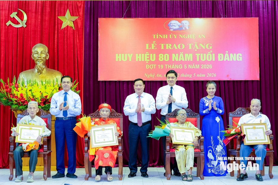 Bí thư Tỉnh ủy Nguyễn Khắc Thận trao Huy hiệu 80 năm tuổi Đảng đến 4 đảng viên lão thành