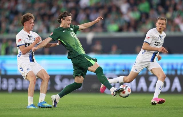 Dennis Seimen rực sáng giúp Paderborn cầm hòa Wolfsburg tại Play-off Bundesliga