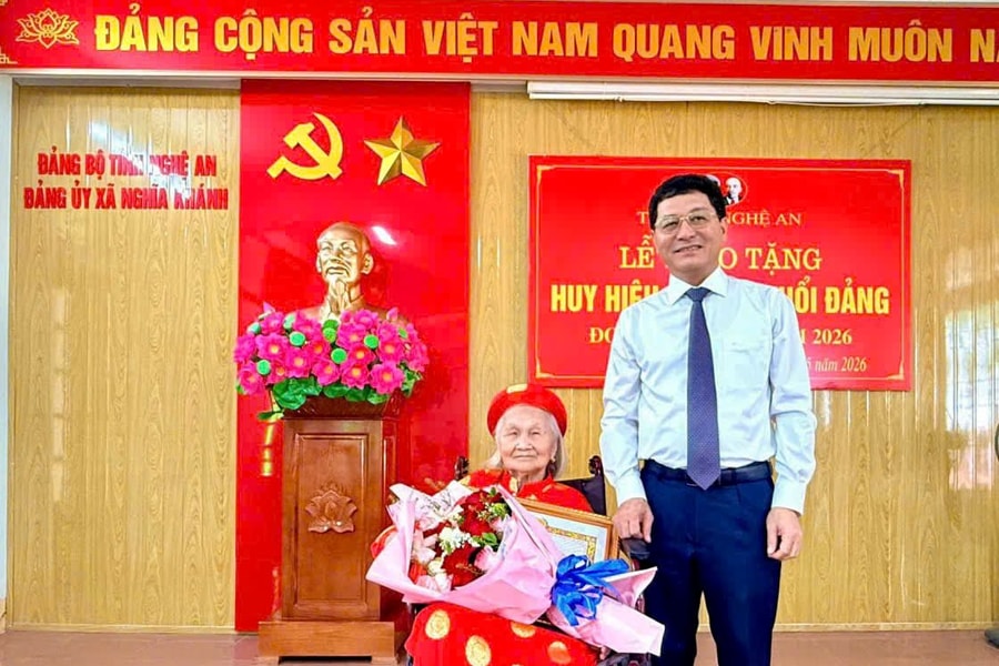 Trưởng ban Tổ chức Tỉnh ủy trao Huy hiệu 80 năm tuổi Đảng tại xã Nghĩa Khánh