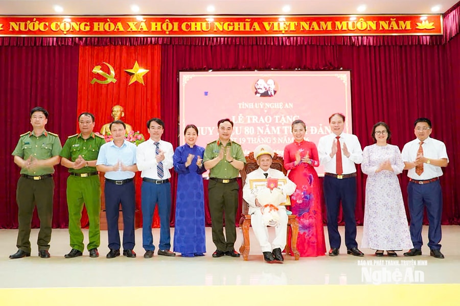 Phó Bí thư Tỉnh ủy Võ Thị Minh Sinh trao Huy hiệu Đảng tại 2 xã Quỳnh Sơn và Quảng Châu