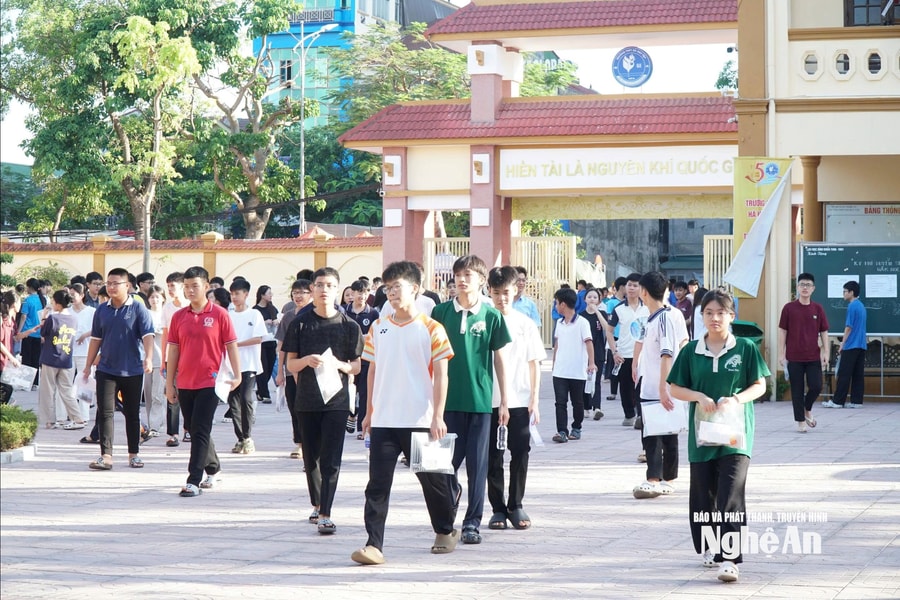 Nắng nóng, phụ huynh tìm bóng mát chờ con thi lớp 10 ở Nghệ An