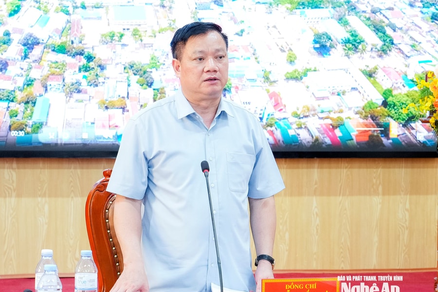 Bí thư Tỉnh ủy Nguyễn Khắc Thận làm việc với lãnh đạo các xã vùng Quỳ Hợp