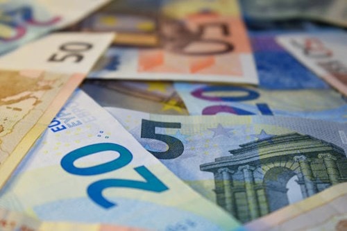 Tỷ giá Euro ngày 26/05: Ngân hàng thương mại giảm mạnh, thị trường tự do tăng giá