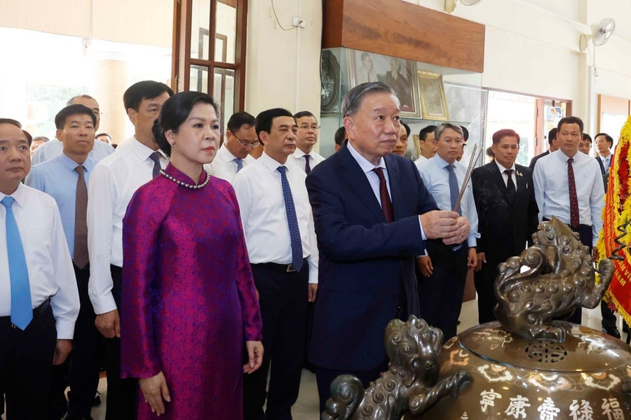 Tổng Bí thư, Chủ tịch nước Tô Lâm dâng hương tưởng nhớ Chủ tịch Hồ Chí Minh tại Thái Lan