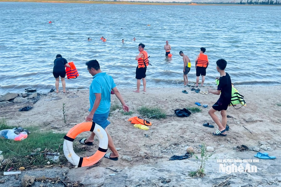 Nắng nóng đỉnh điểm, người dân tìm đến sông Lam 'giải nhiệt'