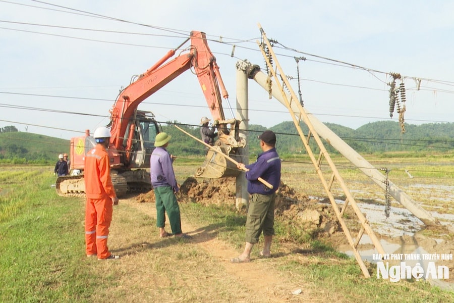 Gió lốc mưa lớn gây thiệt hại tại Anh Sơn Đông