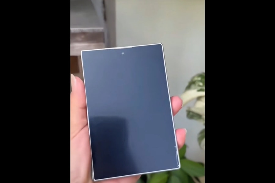 Cận cảnh mô hình Galaxy Z Fold8 Wide: Bước đột phá với thiết kế màn hình siêu rộng