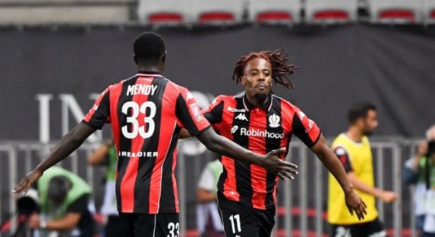 Elye Wahi lập cú đúp giúp Nice đánh bại Saint-Etienne 4-1 để trụ hạng Ligue 1
