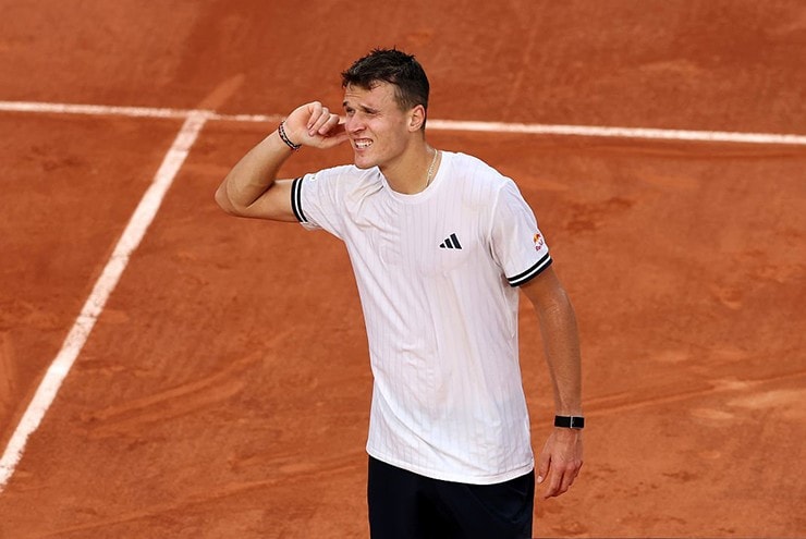 Jakub Mensik lội ngược dòng chấn động loại Alex De Minaur tại vòng 3 Roland Garros