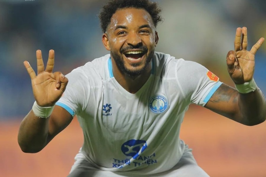 Nguyễn Xuân Son lập hat-trick siêu phẩm, Nam Định đè bẹp SLNA tại Thiên Trường
