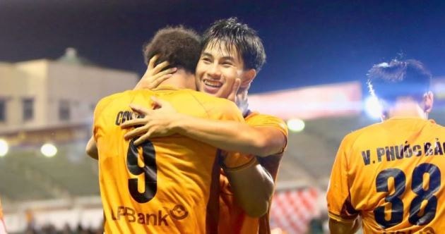 Trần Gia Bảo rực sáng giúp HAGL lội ngược dòng trước Hà Nội FC để trụ hạng