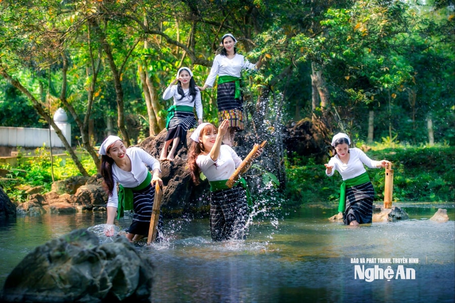 'Qùa tặng' mát lành giữa 'chảo lửa' miền Tây Nghệ An