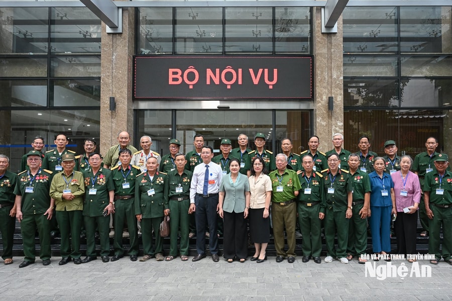 Thứ trưởng Bộ Nội vụ gặp mặt người có công tiêu biểu tỉnh Nghệ An