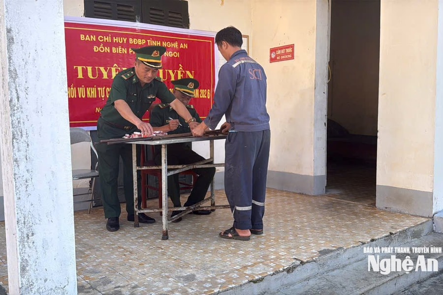 Người dân vùng biên Nghệ An giao nộp nhiều súng tự chế