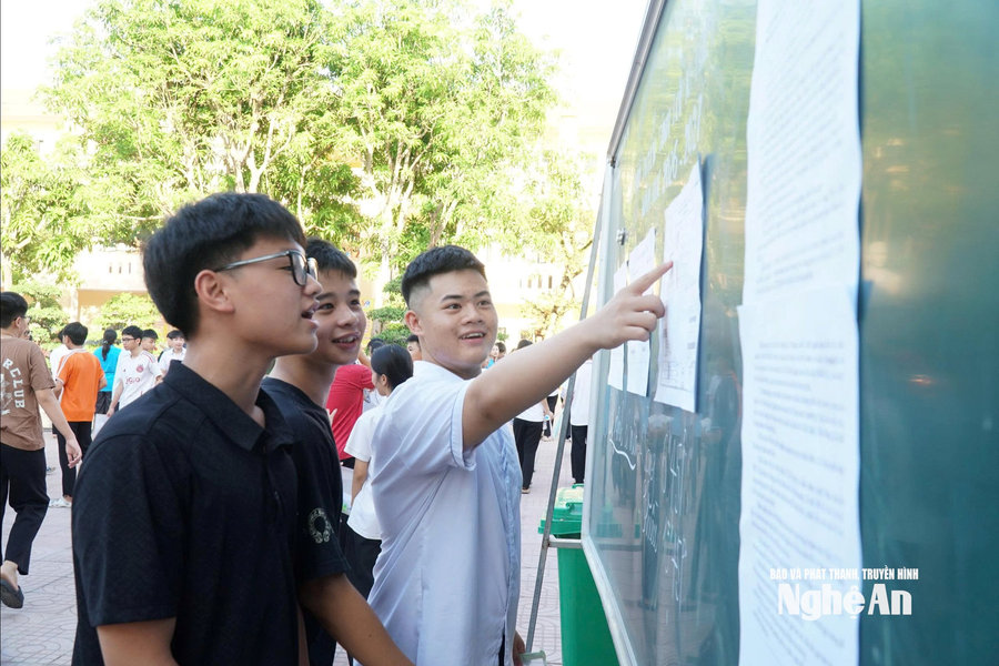 Phụ huynh, học sinh thấp thỏm chờ điểm chuẩn vào lớp 10
