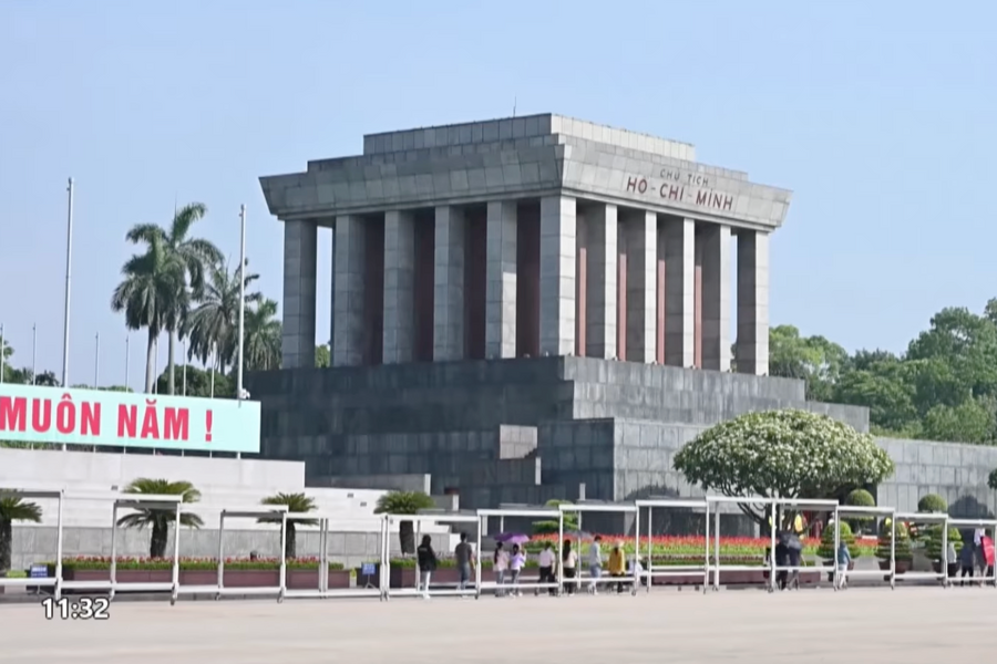 Đoàn đại biểu người có công tiêu biểu tỉnh Nghệ An dâng hoa, viếng Bác tại Lăng Chủ tịch Hồ Chí Minh