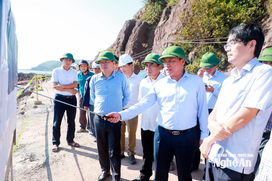 Phó Chủ tịch UBND tỉnh Nghệ An Hoàng Phú Hiền kiểm tra tiến độ thi công, giải ngân vốn 9 dự án giao thông