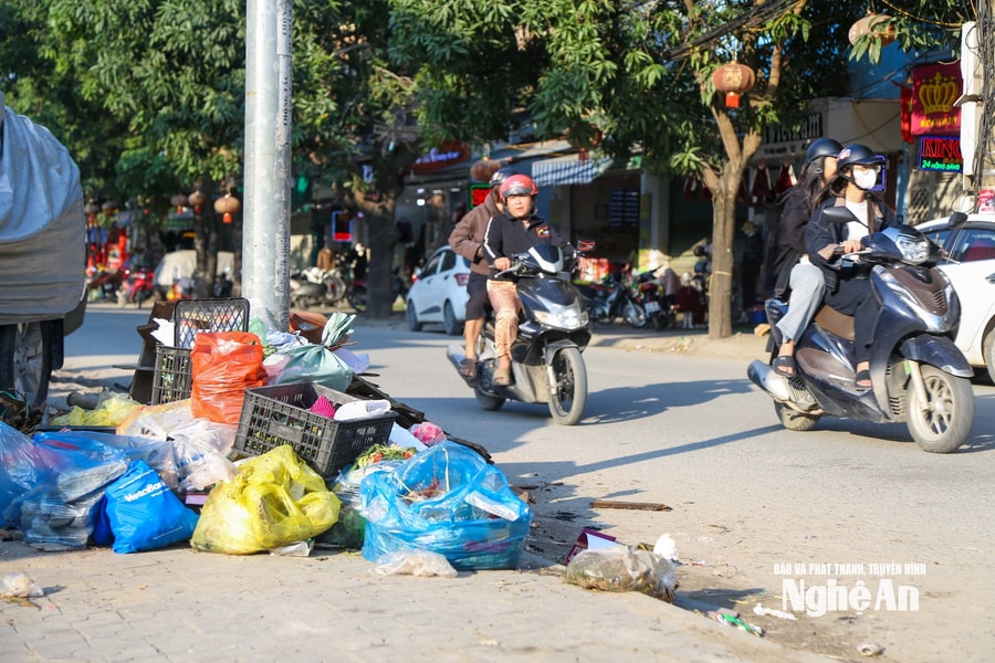 Đổ rác ra đường không đúng nơi quy định có thể bị phạt đến 2 triệu đồng
