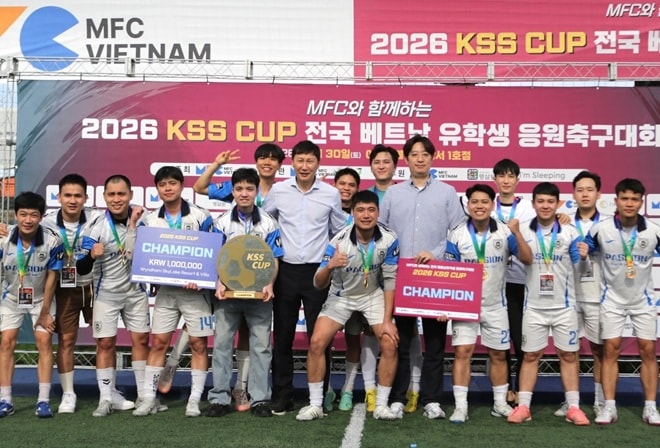 HLV Kim Sang-sik dự khán và trao giải tại Cúp bóng đá mang tên mình tại Busan