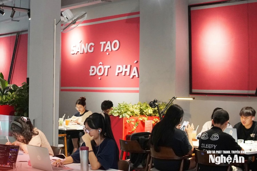Văn hóa "làm việc mở" của người trẻ trong nhịp sống hiện đại