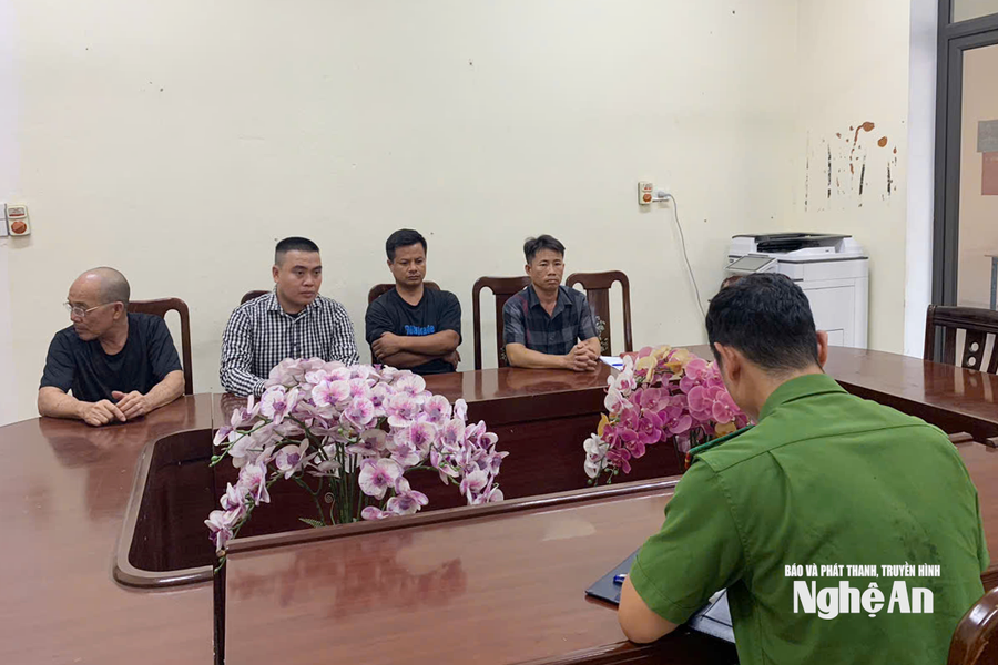 Tạm giữ nhóm đối tượng liên quan vụ gây rối tại cửa hàng tạp hóa ở phường Trường Vinh