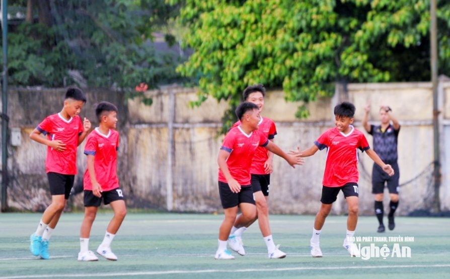 Sân Thiếu niên sáng 7/6: Dấu ấn các đội bóng vùng cao Tam Hợp, Quế Phong
