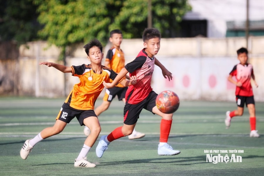 Sân Thiếu niên sáng 8/6: Hưng Nguyên Nam ngược dòng đánh bại Vinh Phú; “Derby” xứ Quỳnh bất phân thắng bại