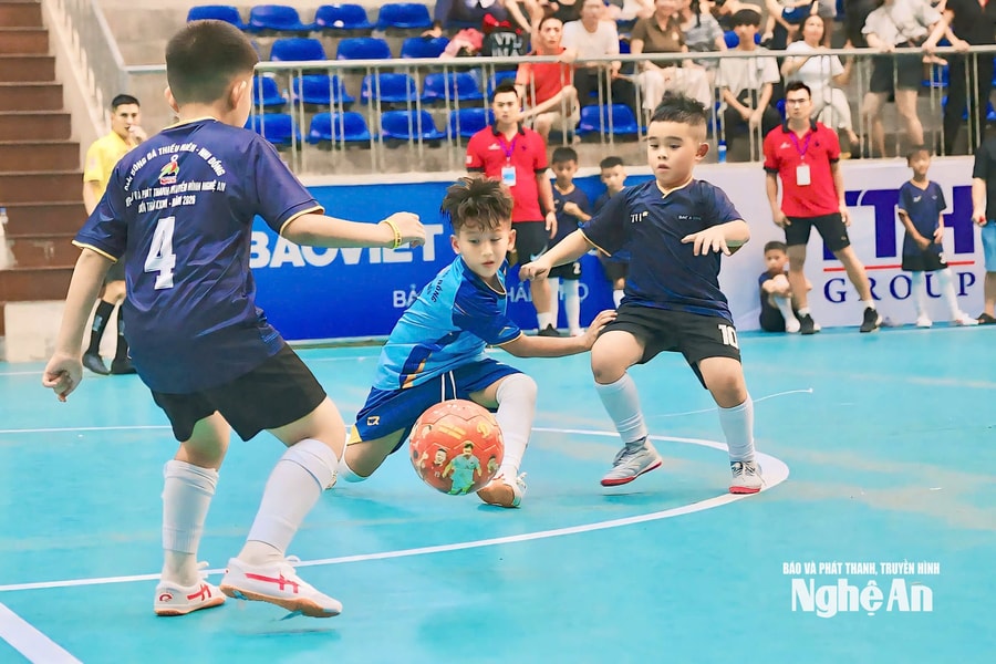 Nhi đồng Đông Hiếu, An Châu giành thắng lợi trên chấm luân lưu; Thành Vinh, Qùy Hợp thắng sát nút