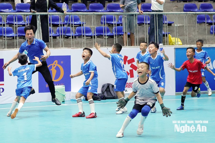 Nhi đồng Cửa Lò giành vé vào vòng 1/16; Quỳnh Thắng và Qùy Châu có chiến thắng đầu tiên