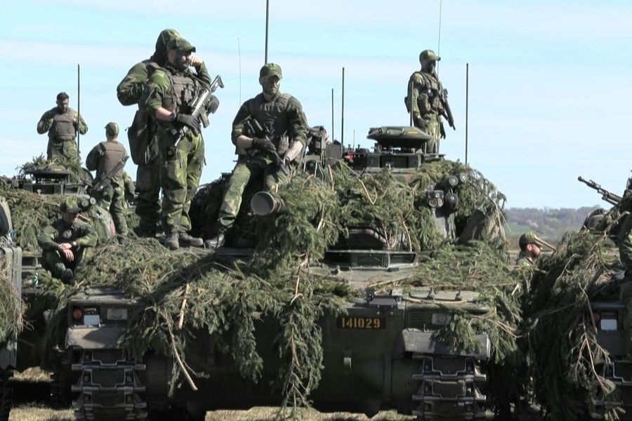 NATO tập trận không quân áp sát biên giới Nga