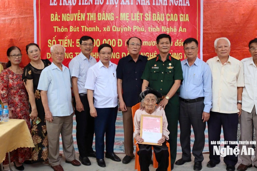 Trao tiền hỗ trợ xây dựng nhà tình nghĩa cho thân nhân liệt sĩ tại xã Quỳnh Phú, phường Hoàng Mai