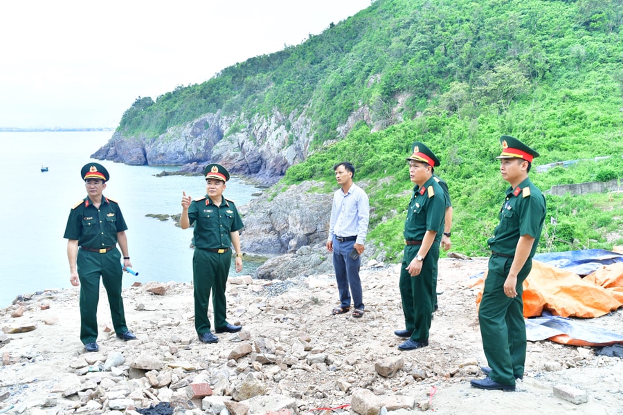 Chỉ huy trưởng Bộ CHQS tỉnh kiểm tra Đại đội Hỗn hợp đảo Hòn Ngư