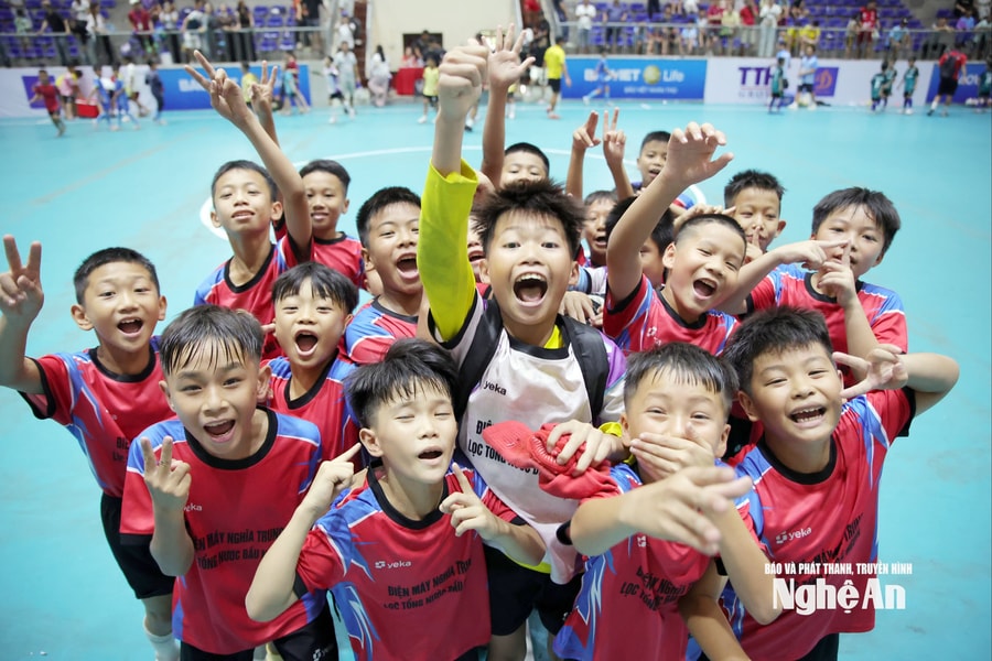 Nhi đồng Nghĩa Đàn, Quỳnh Lưu, Quan Thành thắng áp đảo; Tân Kỳ ngược dòng ngoạn mục