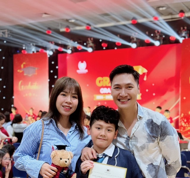 Con trai 10 tuổi của diễn viên Mạnh Trường gây bất ngờ khi cao lớn và mặc vừa áo của bố