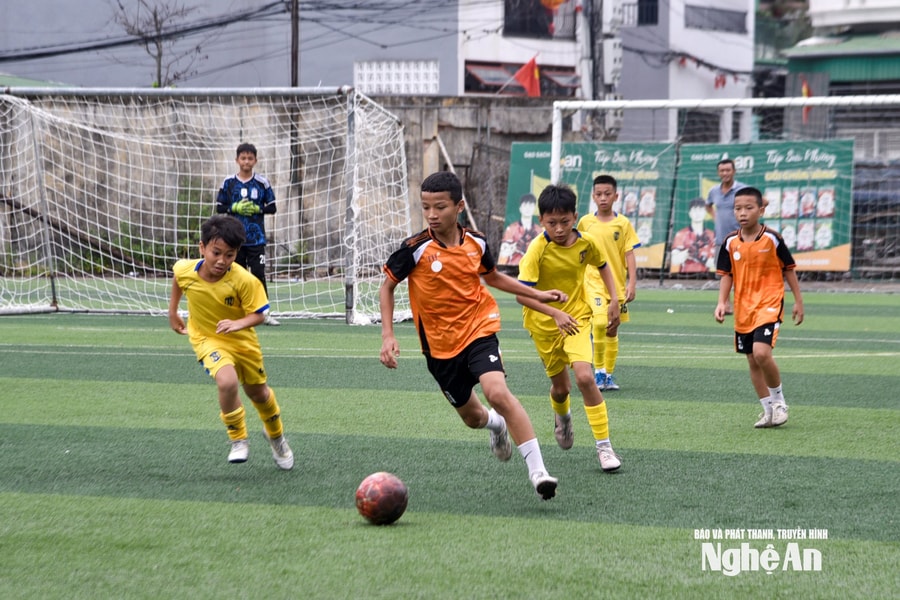 Sân Thiếu niên chiều 10/6: Những màn rượt đuổi tỉ số ở lượt cuối