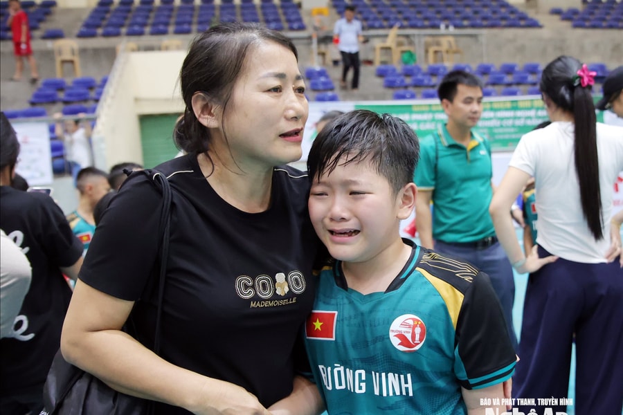 Những giọt nước mắt trên sân cỏ