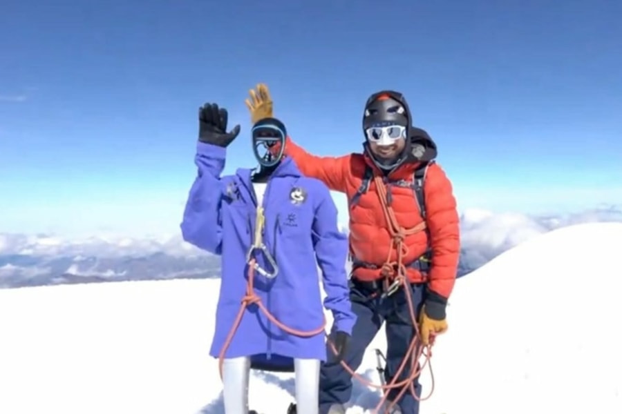 Robot hình người Pemba chinh phục đỉnh núi lửa Chimborazo cao 6.200m tại Ecuador