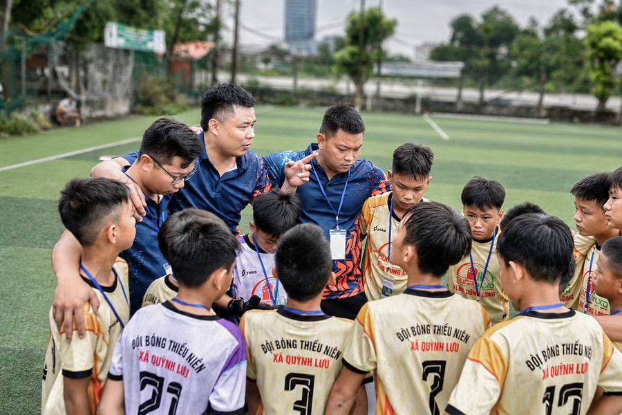 Bên lề sân cỏ: 2 học trò đặc biệt của thầy Phong