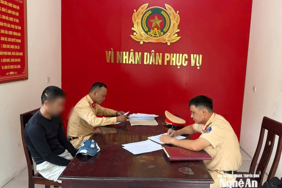 Nam thanh niên buông cả hai tay, đánh võng trên Quốc lộ 1A ở Nghệ An bị xử phạt