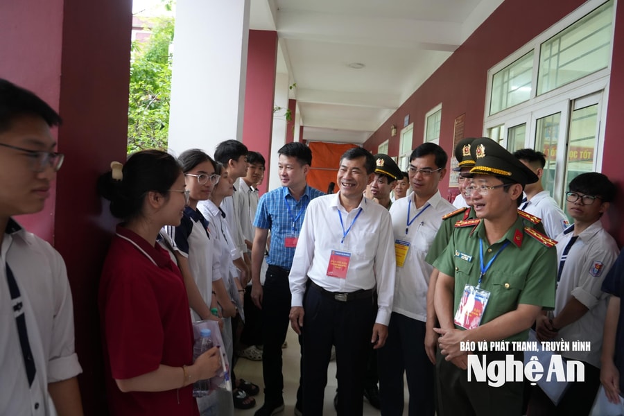 Phó Chủ tịch UBND tỉnh Thái Văn Thành động viên thí sinh tham dự Kỳ thi tốt nghiệp THPT